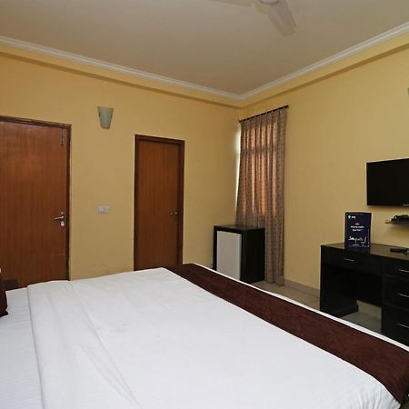 Oyo 6608 Sector 56 Hotel Badshahpur Bagian luar foto