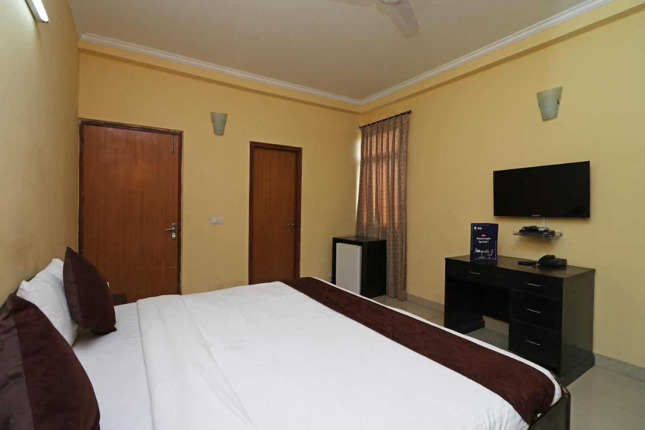 Oyo 6608 Sector 56 Hotel Badshahpur Bagian luar foto